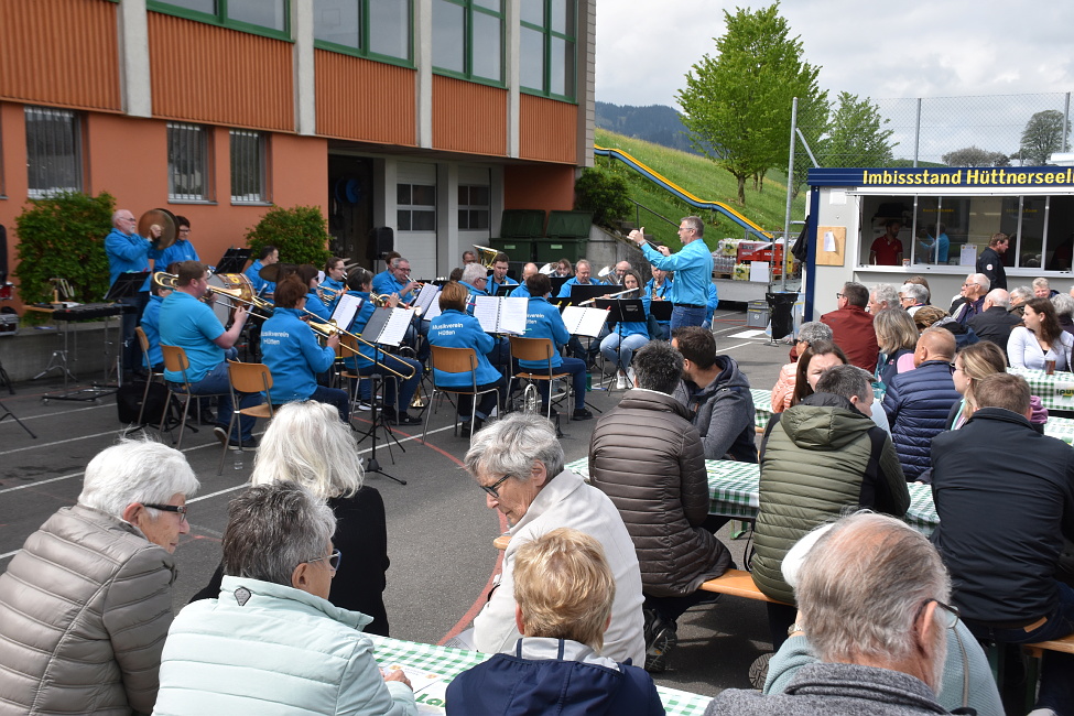 Muttertagskonzert 2022 auf dem Schulhausplatz Hütten