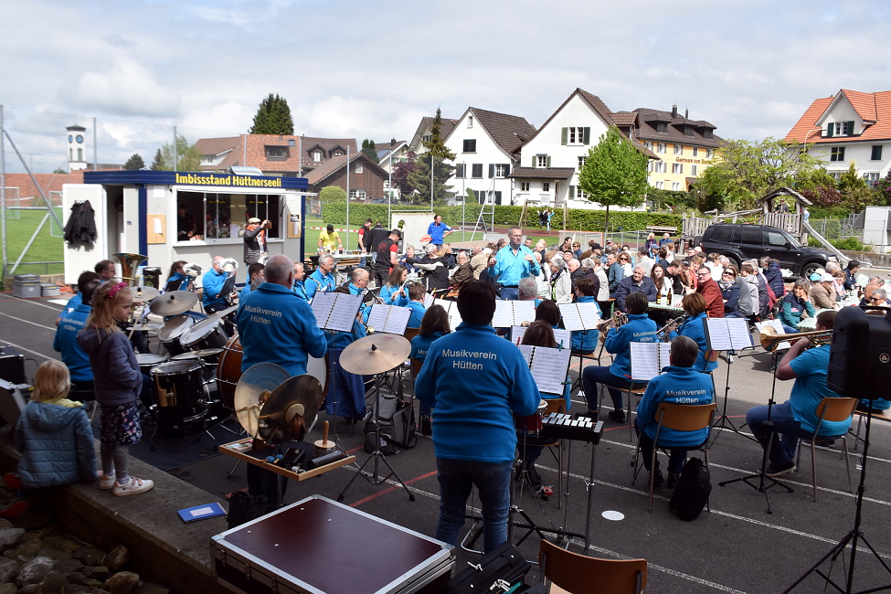 Muttertagskonzert 2022 auf dem Schulhausplatz Hütten