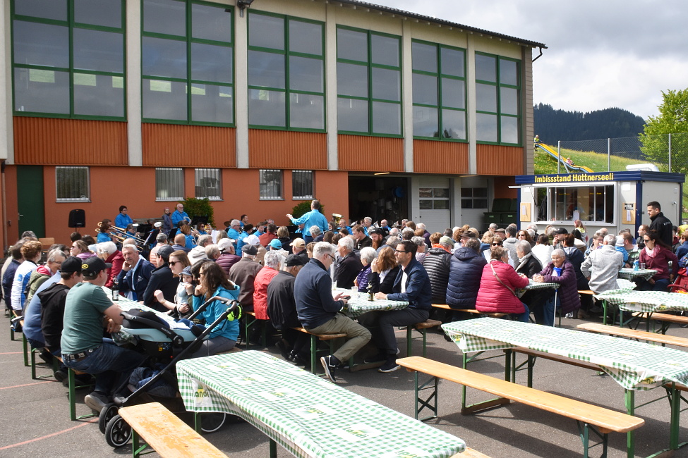 Muttertagskonzert 2022 auf dem Schulhausplatz Hütten