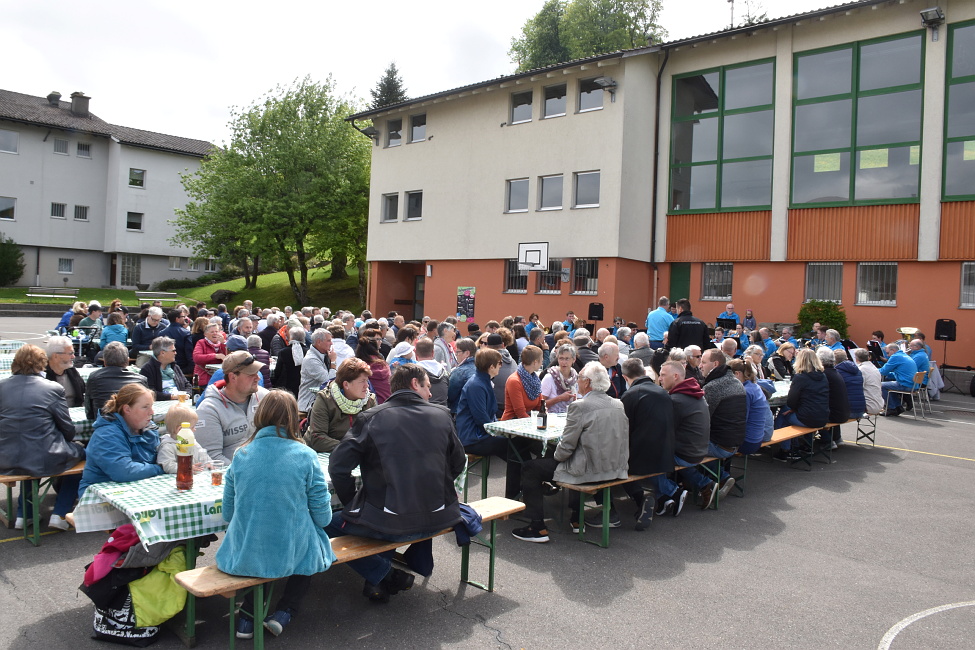 Muttertagskonzert 2022 auf dem Schulhausplatz Hütten